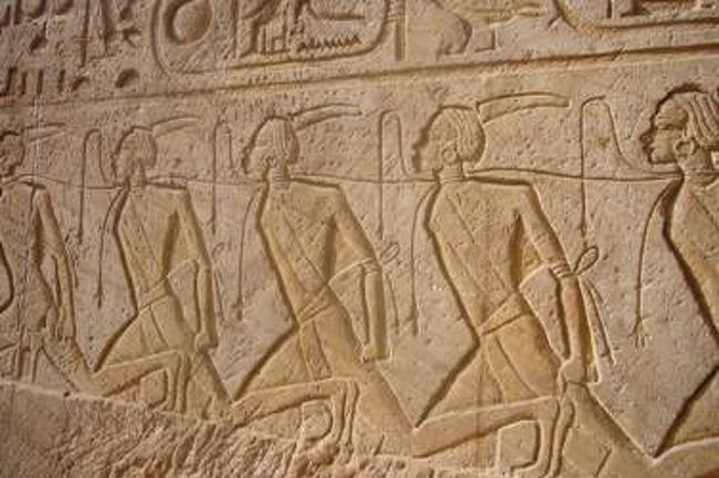 神殿入口の横には、捕虜のレリーフが。<br />