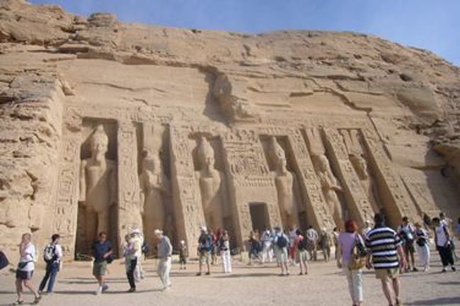 近くには、小神殿もあります。<br />ラムセス２世が第１王妃ネフェルタリのために築いた神殿だそうです。<br />こちらも中に入れますが、写真撮影はＮＧ。