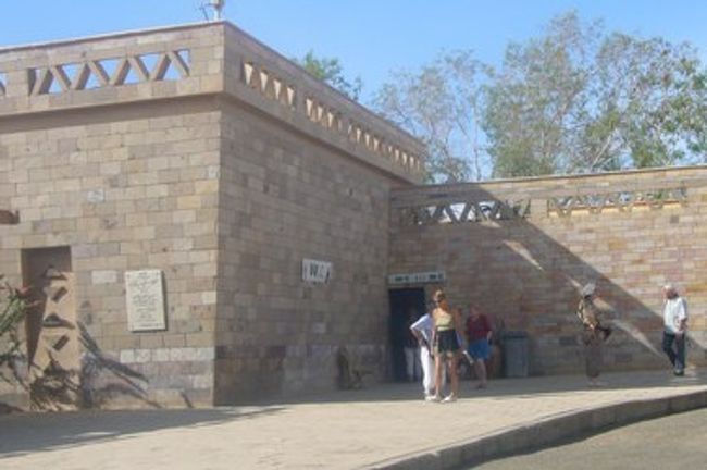 トイレ。<br />小銭の心配をしていた夫なので、２人で行って５エジプトポンドを出して、３エジプトポンドのお釣りをもらいました。ちゃんと言えばお釣りももらえるものなのね・・・。