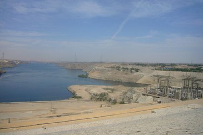 アブシンベル神殿の後は、バスに乗り、アスワンハイダムへ。教科書に載っていたのを思い出します。<br />ここは、エジプト滞在中で一番暑かった！<br />４０度以上はあったと思います。<br />アブシンベルの方が南だけど、早朝だったからまだ涼しかったのかな。