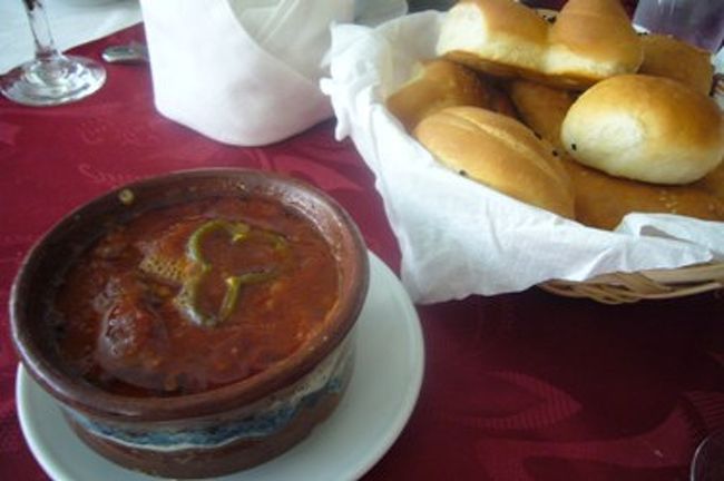 そして、ランチタイム。<br />またタジンというトマト煮。前回は白身魚だったけど、今回はお肉だった気がします。