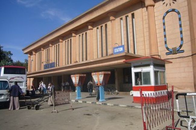 アスワン駅へ。