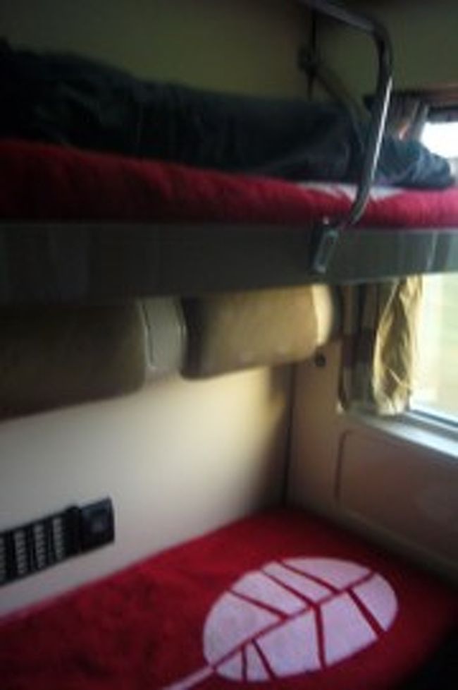 お疲れだったので、車掌さんにお願いして、早めにベッドにしてもらいました。<br />足がのばせて、意外と快適。<br />約１２時間の列車の旅です。<br />翌朝、ギザに到着します。