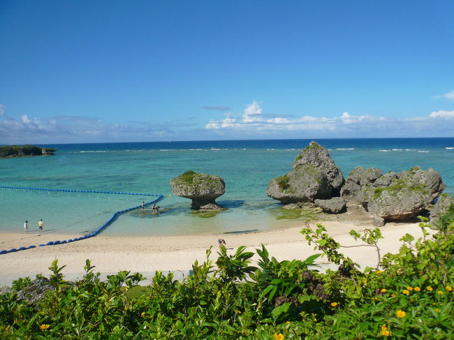 ホテル日航アリビラの目の前ニライビーチのシンボル岩。