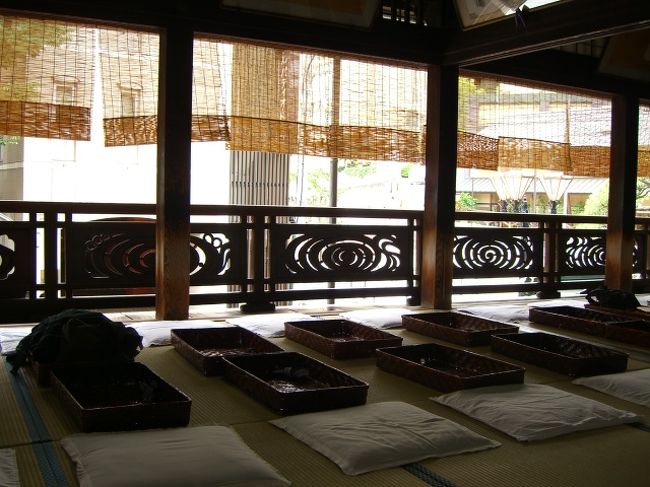 戻って、買ったチケットを見せると、「まず二階に上がって下さい」と言われ、一番奥の階段へ。<br />浴衣を持って、下のお風呂に入ってから、ここにまた戻って来る。<br />お風呂は、割りと小さくて、深い。そんでかなり古い。「重文」だそうです。