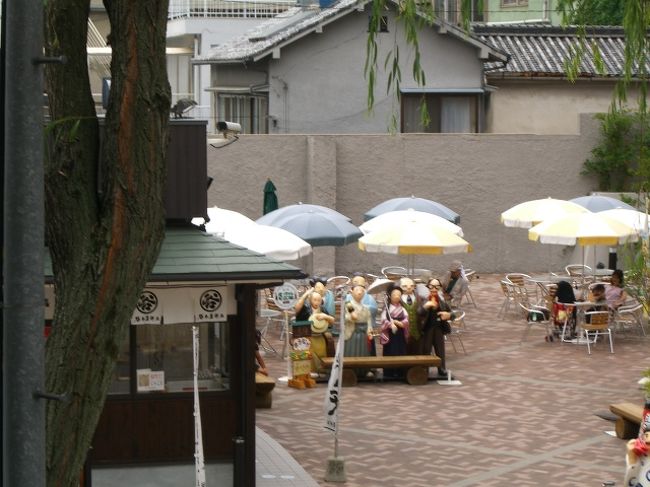 二階に戻ると、端っこに白人さんがひとり、つんつるてんの浴衣を着てますたww。<br />二階から見えたお店の前に、「坊ちゃん」ズの人形が。