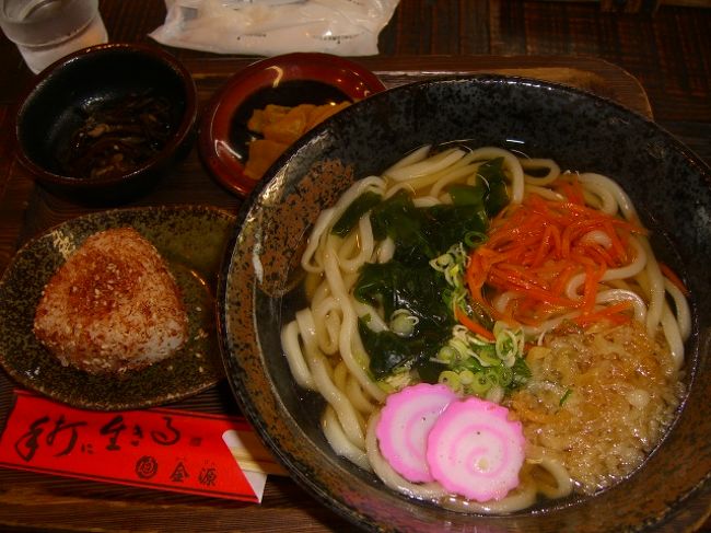 早めに、サービスエリアで、うどんを食べたので、まだお腹はすいてないし、「今度はホンモノの讃岐うどんが食べたい！！」と、私が主張したため、帰りは、したの道を走ることに。<br />「ここら辺にも、讃岐うどんはあるのに・・・」<br />「ダメ！ちゃんと香川県に入らなくちゃ！」<br />しかし、走れども・走れども、香川は遠い・・・汗。<br />そのうち、さすがにお腹がすいてきた。<br />「もーー、いいよぅ。食べよう｡ﾟ(｡ﾉωヽ｡)ﾟ｡ 」<br />で、入ったところが、「手打ちうどん」のお店。<br />「まずかったら、お代はいただきません！」の宣言どおり、麺はしこしこして、おいしゅうございました。<br /><br />しかし・・、私の讃岐うどーーーん！