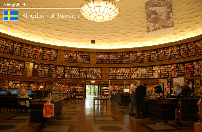 5/5（3日目）<br /><br />写真は市立図書館。<br /><br /><br />この日も雨だった。<br />寒いのでダウンを着て出かける。<br /><br />今日はグスフタフスベリという郊外の街の、陶磁器博物館に行く予定だった。<br />そこに行って食器をたくさん買うつもりでいたので、日本から梱包材まで持ってきていた。<br /><br />博物館のオープン時間は遅いので、その間に市立図書館に行くことにした。<br />ユースから歩いて20分も掛からない。<br />ストックホルムは広そうで、普段たくさん歩いている私には何ともない距離だった。<br /><br />市立図書館はデザイン誌には絶対取り上げられるような建物で、<br />写真で何度も見ていたけれど、実際に見てみるのとではまた違った良さがあった。<br /><br />入った瞬間は、思ってたより小さいな、と思ったけど、<br />建物の特徴的な形はもちろん、木のぬくもりや、照明のあたたかさが、<br />あたまに描いていた北欧デザインだった。<br /><br />地元の人はここで当たり前のように本を借り、調べ物をして…<br />ということが行われているんだと思うと、この国の人々の育まれる感性は、<br />私たちの比じゃないと思えてしまった。<br /><br />静かな図書館に私の一眼レフのシャッター音が響いた。<br />利用者はみんな慣れているようだったが、さすがに申し訳ないので、<br />コンパクトデジカメで、この360度広がる素晴らしい空間を、必死に納めていた。