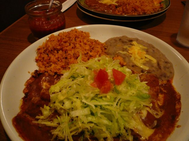 エンチラーダスコンボ\930<br /><br />お好みでサルサソースを添えていただきます。<br /><br />手作りのメキシカンはどれも美味しいです♪<br /><br />店内はファミリーや外国人のお客さんが多く幅広い客層にうけているのも納得の美味しさです！！