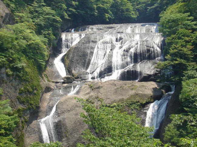 冬には滝全体が白く凍結するそうです。<br /><br />また冬になったら来てみたいですね。