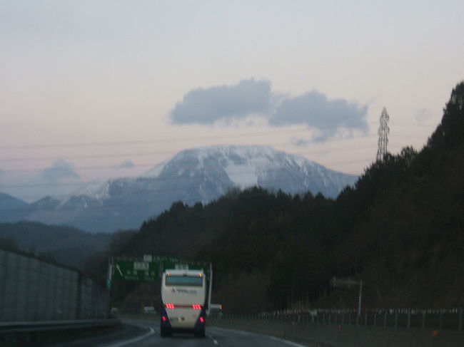 いつものように午前中仕事して、午後から出発です。<br />和歌山から京都の友人宅経由で京都を２時半頃出発。<br /><br />名神から伊吹山が見えます。<br />雪をかぶってる姿を見たらテンション上がります＾＾<br />