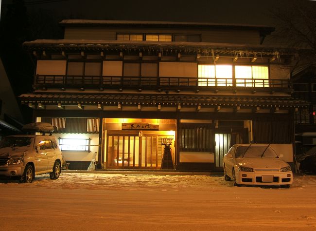 向かって右側の車がそうです。<br /><br />ＦＲで雪道走るって無謀？＾＾