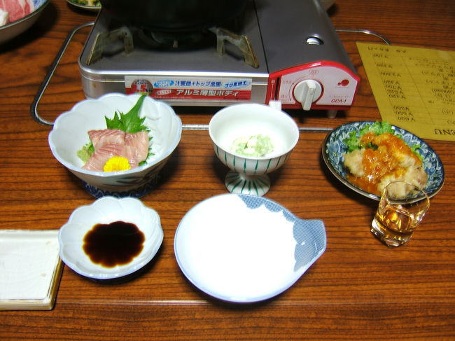 早速　夕ご飯<br /><br />チキンか何かのチリソース<br /><br />マスでしょうか。川魚の刺身です。