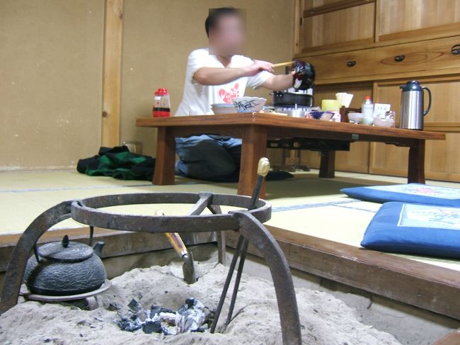 部屋の真ん中に囲炉裏があります。<br /><br />飾りでしょうね、使ってる気配ありませんでした。