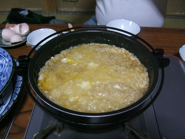 スキー旅行で鍋料理が出ると定番<br /><br />ぞうすいです。