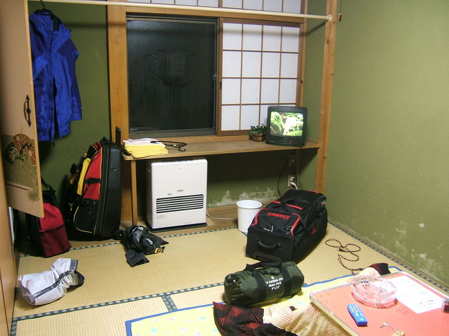 ６畳和室<br /><br />ウエアなどを架けられるように窓際に太い棒が付いてて便利です。