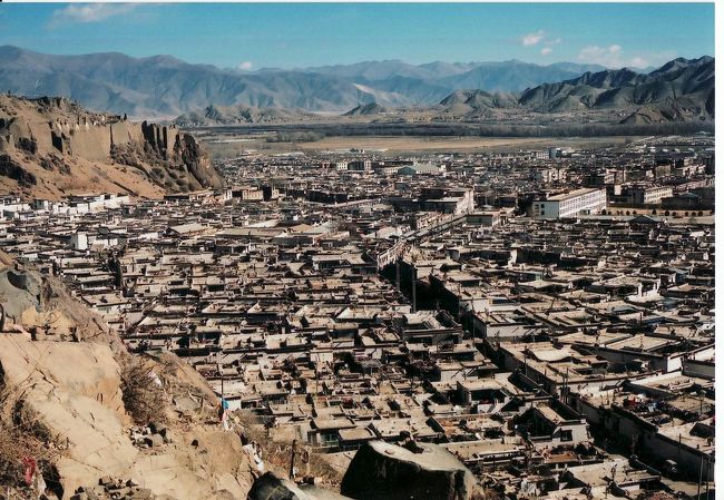 日客則（シガツェ）の町並み