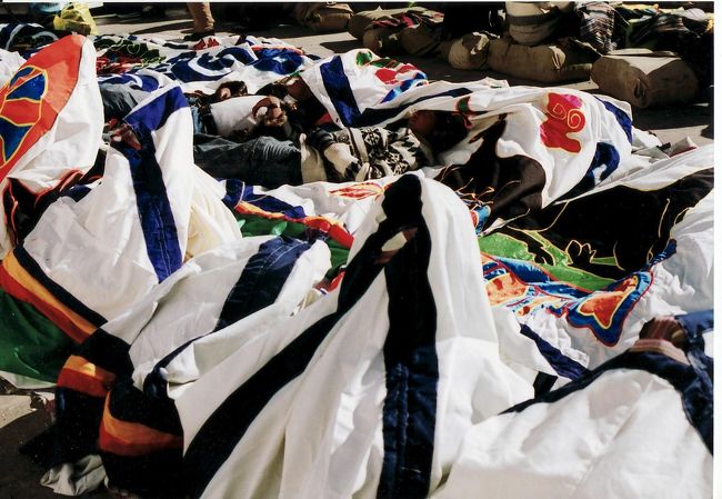 宿近くの市場。商売品の布地をかぶってｚｚｚ