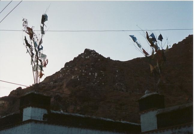 岩にハシゴのマークがペイントされている。天葬。空への想い。