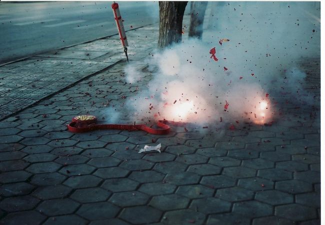 旧正月にて爆竹。<br />自治区だからと見くびっていたら町中で轟音の嵐。0時に近付くにつれ郊外で聞こえていた爆発音が市中心部に轟音となって近づき気づくと音の洪水に包み込まれていた。<br />あまりの気持ち良さにホテル屋上に飛び移り一人で踊る。<br /><br />ごめんなさい。一眼レフのクソ重たいカメラで三脚持っていかなかったんでそん時の写真がない。。。