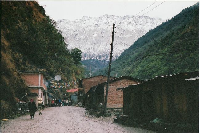 国境手前30ｋｍの町にて大雪積もり始め、チャーターしたランクルの運ちゃんがチェーンもってないんだみ〜んなごみんネとふざけたことをほざきだす。不可以ぃぃ〜だってよッ<br />地元の人の話だと今行かないとこの雪で3日はこの街に閉じ込められるとのこと。<br />ビザが明日で切れるっちゅーねん。オーバーステイ罰金500元やっちゅーねん！<br /><br />・・・と、救世主降臨。ランクルをシェアしていたチベット姉さんが彼氏が国境近くに住んでてランクル借りれるかもとナイスな発言。携帯で連絡。待つこと2時間・・・彼氏ィィイ！！！来了ッ！！！<br /><br />トヨタパジェロ⇒ＭＡＤＥ　ＩＮ　ＪＡＰＡＮ！　ＹＥＡＨ！！ってことで結構滑りながら結構危なかったりしながら国境の町ダムに到着。一泊してＳＡＲＳチェック受けて脱出！！<br /><br />く、空気が濃いぃぃ。。。さ、酸素ぉのありがたいこと<br /><br />後ろの雪山が中国領。手前がネパール領