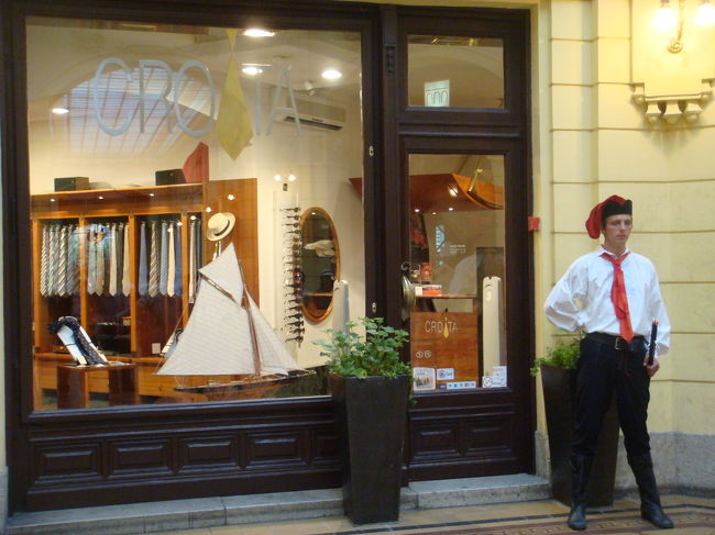 ネクタイの発祥地クロアチア、この店<br />値段がかなり高いが買い求める価値は<br />あるそうだ。兵士のスカーフが気に入りルイ１４世が首に巻いたのが始まりとのこと。