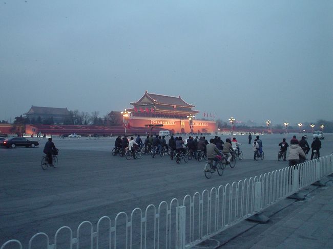 天安門広場に到着です。<br /><br /><br />広いですね。<br /><br /><br />中国自転車族がこぞって通過します。