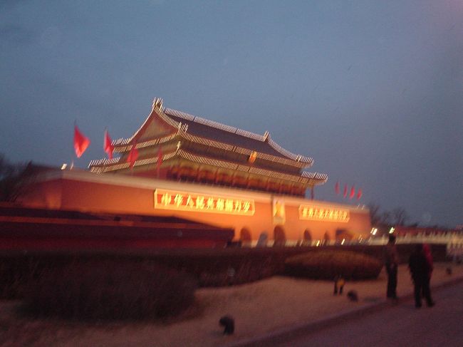 天安門です。<br /><br /><br />「やっと北京に来た」って感じがしますね。