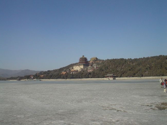 動物園の次は<br /><br /><br />世界遺産の<br /><br /><br />頤和園へ。<br /><br /><br />湖が凍ってました。<br /><br /><br />この写真は湖の上から撮影。