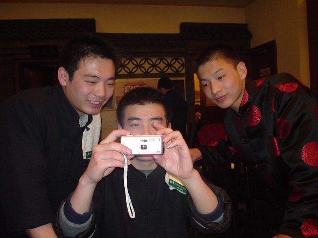 店員さんが東京から来た2人組に<br /><br /><br />興味津々。<br /><br /><br />漢字で会話をして<br /><br /><br />盛り上がりました。