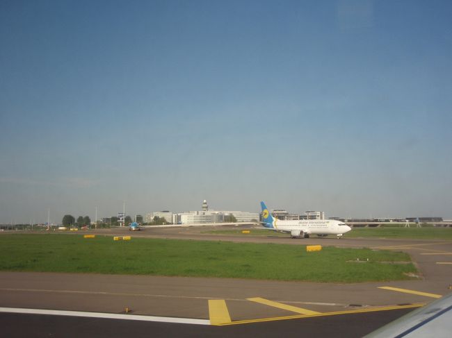 バルセロナからアムステルダムに戻ってきた。<br />ここでの乗乗り継ぎ時間は５０分しかなかった。<br />乗り換えするのに、空港内を急ぎ足で歩いた。<br />荷物を持って走っている日本人もいた。<br />１〜２キロ歩いたが、アムステルダムには定刻に到着してたので、慌てることなく出国手続きを行うことができた。<br />