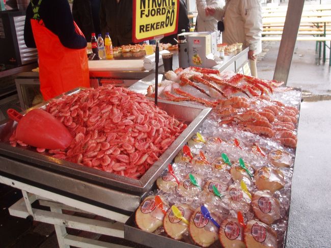 ホテルで朝食を済ませ、ゆっくり魚市場まで歩いて行きました。たくさんのお店が並んでいて観光地らしく日本人と判ると「サケ」「イクラ」といった日本語名やキャビアおまけと言って味見させてくれて売り込んでいました。<br />お昼にちょうど良いシーフードのサンドウィッチやサラダもたくさんありました。