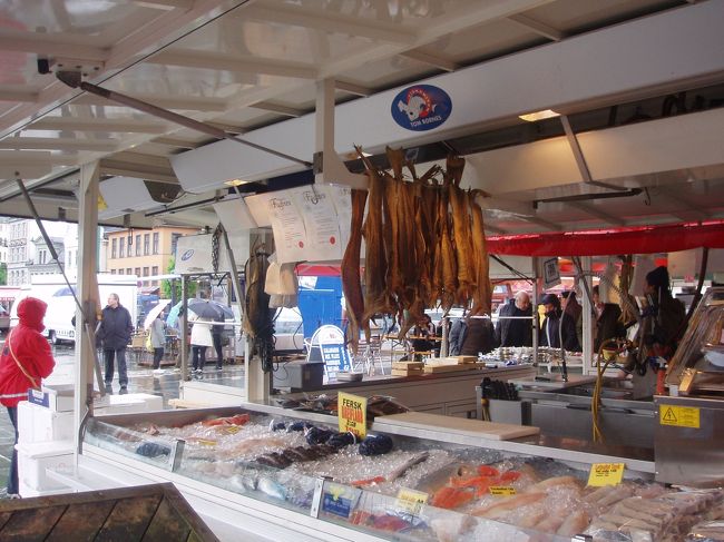 。タラやサケの切り身も氷の上にたくさん並べられています。