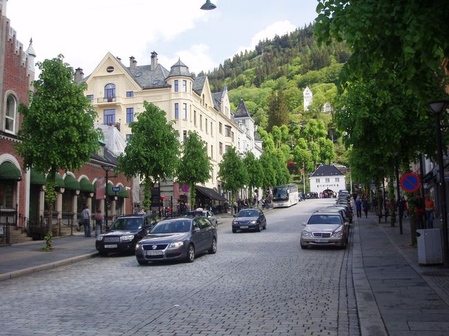 ケーブルカーの乗り場へは少し坂を上りますが交差点から５分程度です。写真の突き当りが切符売場と駅で両側にはお店やカフェが並んでいます。