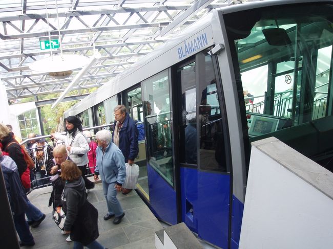 ケーブルカーは乗車定員が決まっていてチケットのバーコードを確認して残り何人化表示が出ます。途中２か所ほど駅に泊まりますがそんなに長い距離ではなくケーブルカーの線路を交差するようについている遊歩道を歩いている人もいました。