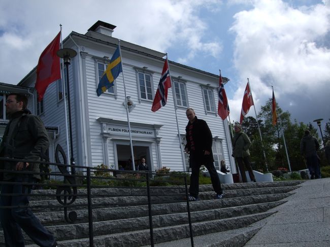 山の裕福にある駅舎、お土産屋さんとホテル、レストランがありました、