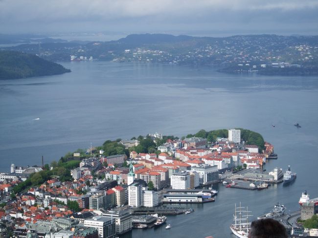 駅の前が階段状の広い展望台になっていて絵本に出てくるような街並みはいつまで見ていても飽きません、ベルゲン候もフィヨルドの奥にあるので遠くの島や半島が見渡せます、多分遊覧飛行だと思いますが軽飛行機も飛んでいました