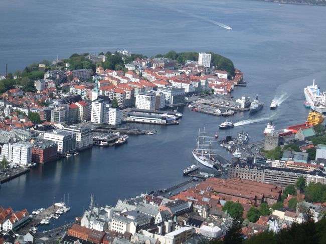 　ケーブルカーは夜１０時まで運行していて夜の夜景も見に行きたかったのですが夜１１時頃でもまだ薄明るくて、夜景はあきらめました。右下の茶色の建物がブリッケン地区でウナギの寝床のような細長い建物が並んで建っています