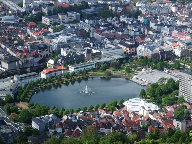 ベルゲン駅の前にある噴水の公園　池の抜こう側にある建物がベルゲン美術館でムンクの絵画も展示されています