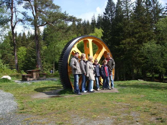 展望台のレストランの裏手にある車輪のモニュメント