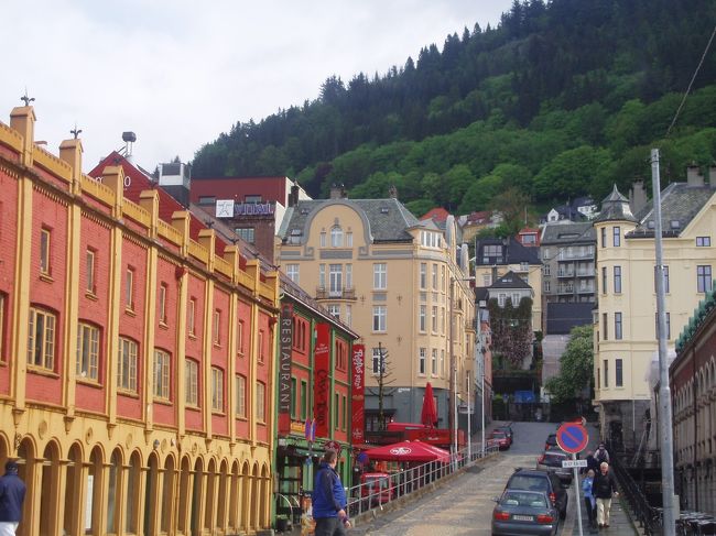 フロイエンサンで一時間程度ゆっくりした後、ケーブルカーで降りハンザ博物館を見学　道路に面したこの建物の右端にある小さなドアが入り口でした