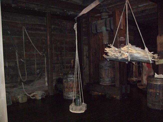 建物は当時のままに残っています。最初の部屋にたらの干物がかざってあります。