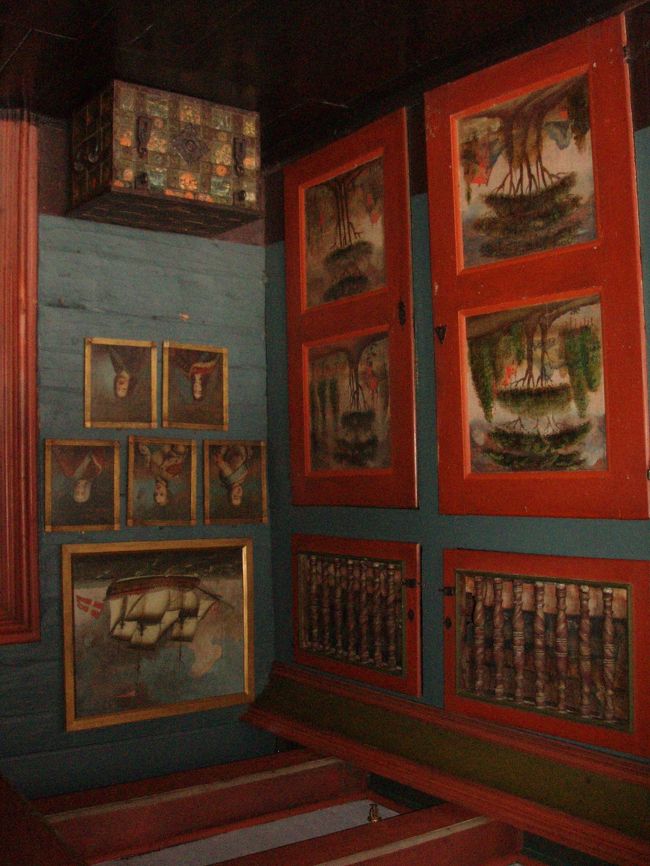 館内は当時のままなので薄暗いですが壁の絵などもきれいに残っています