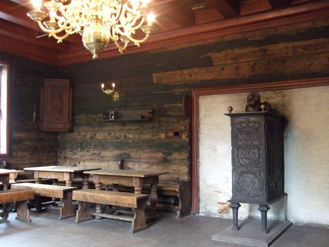 食道のような部屋とストーブ