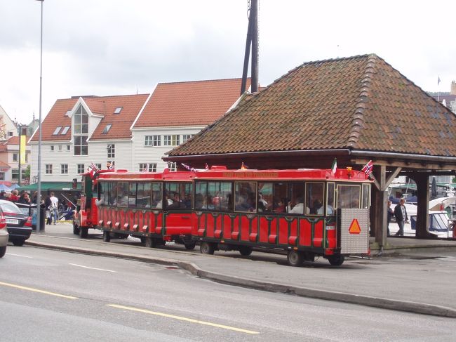 市内観光のバス　ベルゲンカードを買えばケーブルカーやバスが乗り放題ですが、ゆっくりショッピングをするなら小さなえりあなので徒歩とそれぞれでチケットを買う方がお得かも