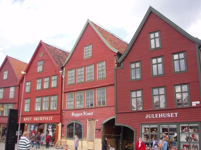 ハンザ博物館を出て湊の前の道を1ブロック歩くと世界遺産のブリッケン地区です　正面から見ると建物が大分斜めに傾いているものもありますが、路地に入ると横からつっかえ棒で支えて補修して保存されています。家の間に細い路地があり路地の奥にも個性的なお店がいろいろありました