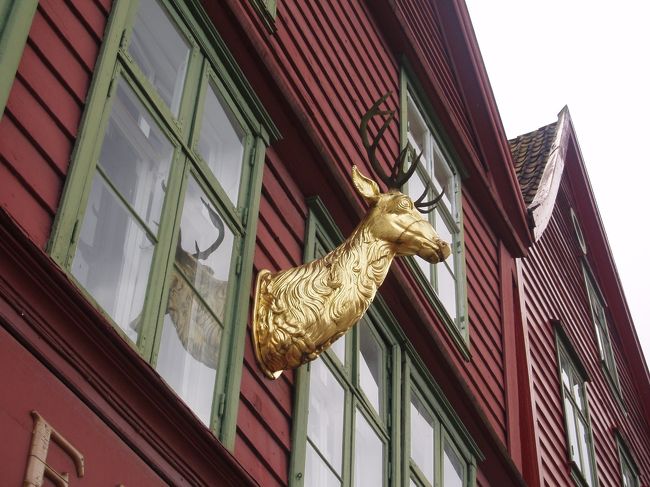 お店の看板も素敵です　表紙の写真も路地の奥にあるお店です