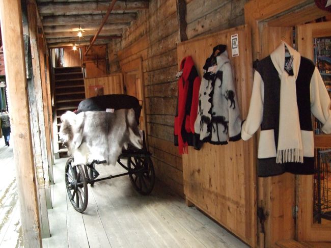 通りに面した店は窓や入口がガラス張りですが、路地の間の店は外にもディスプレーして目立っていました