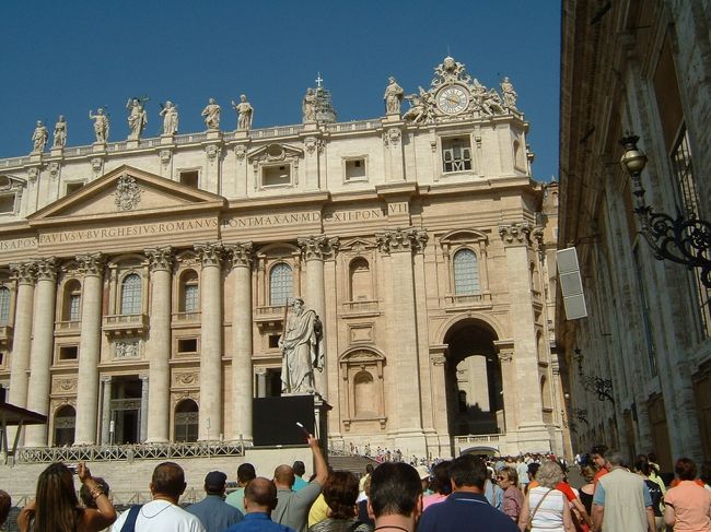 ヴァチカン市国のサンピエトロ広場からサンピエトロ寺院への入り口。<br />観光客が多く、ごった返している。<br />（屋上の像があるところに昇れる）