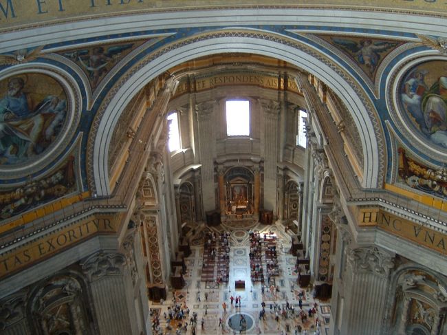 サンピエトロ寺院内の階段を昇って入って、寺院の一階を見下ろすことができた。<br />人が米粒みたいに見える。